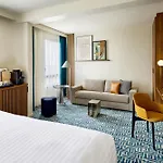 ホテル Courtyard By Marriott Lyon Eurexpo Stadium 4*
