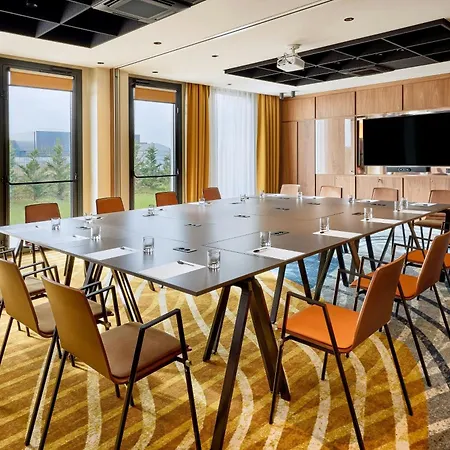 Courtyard By Marriott Lyon Eurexpo Stadium Отель Жена