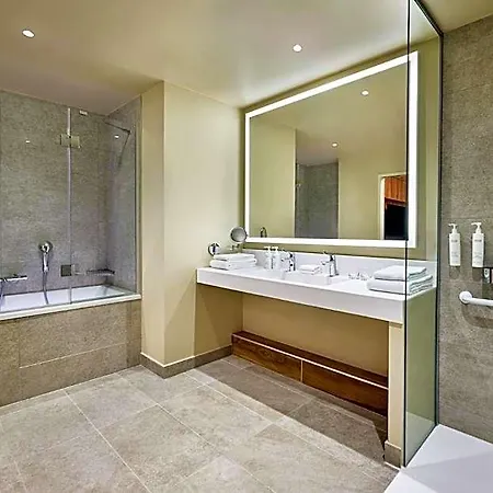 ホテル Courtyard By Marriott Lyon Eurexpo Stadium ジュナ