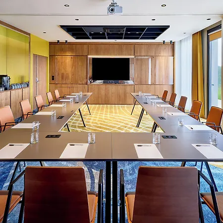 ホテル Courtyard By Marriott Lyon Eurexpo Stadium 4*